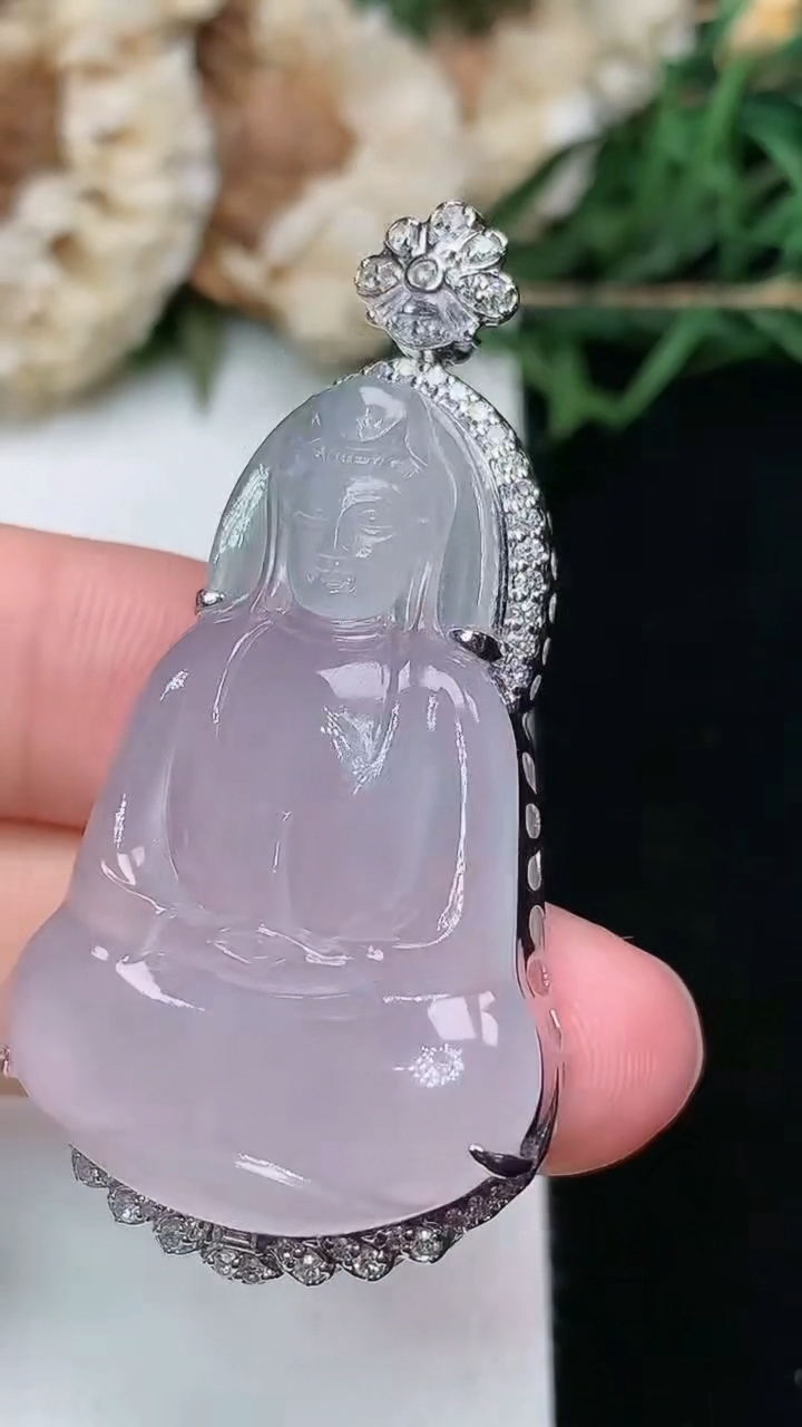 天然A货翡翠白冰素衣观音吊坠，尺寸47.2-35.5-23.4-9.5，重量:8.28g
6月9日