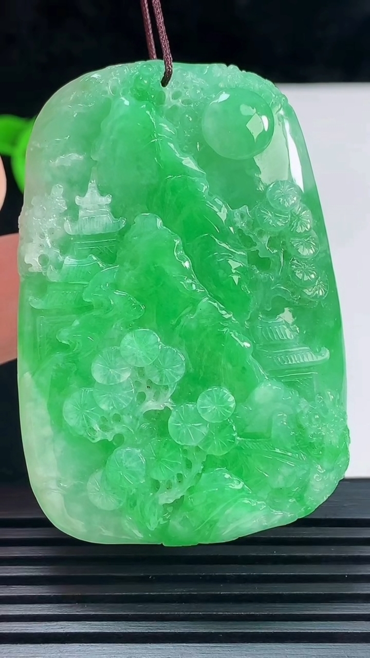 天然A货翡翠山水牌吊坠，尺寸57.6-39.6-11 重量:45.37g
6月9日
