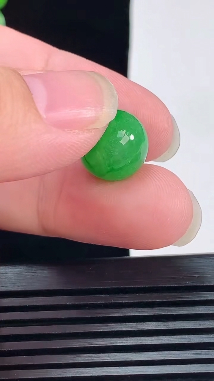 天然A货翡翠圆珠吊坠，尺寸12.5 重量:3.21g6月9日
工厂直销收藏佳品,种好水足，色泽均匀，有种有色，上手高大气！