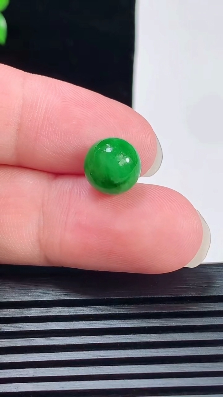 天然A货翡翠圆珠吊坠，尺寸10 重量:1.53g
6月9日