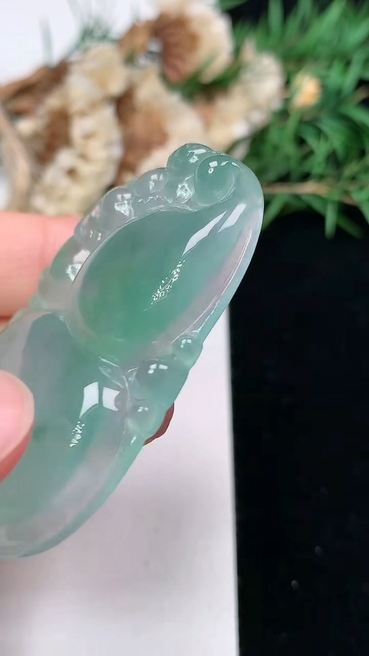 天然A货翡翠葫芦吊坠，尺寸51-31.7-7.2，重量:21.42g
6月9日