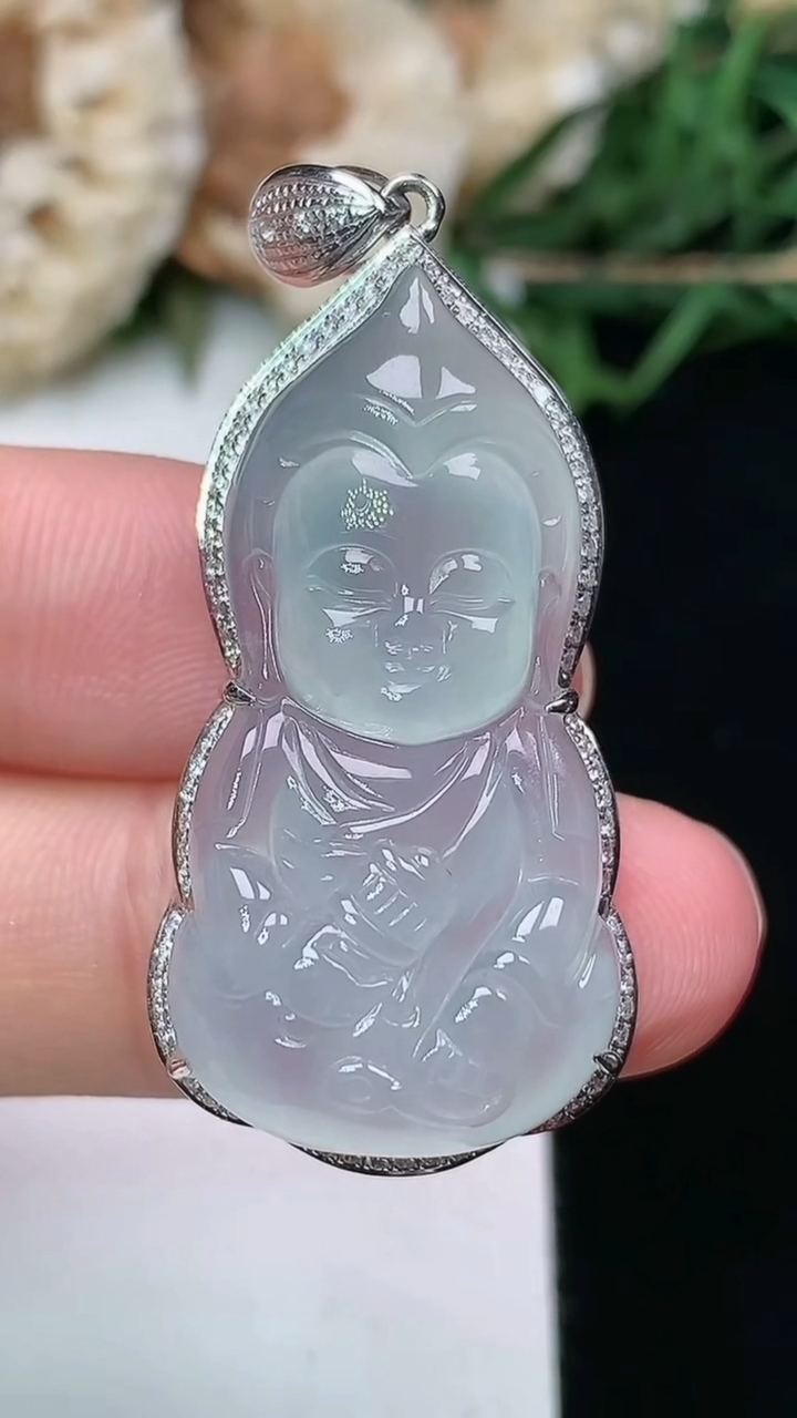 天然A货翡翠白冰观音菩萨吊坠，尺寸43-18.6-10.5
6月9日