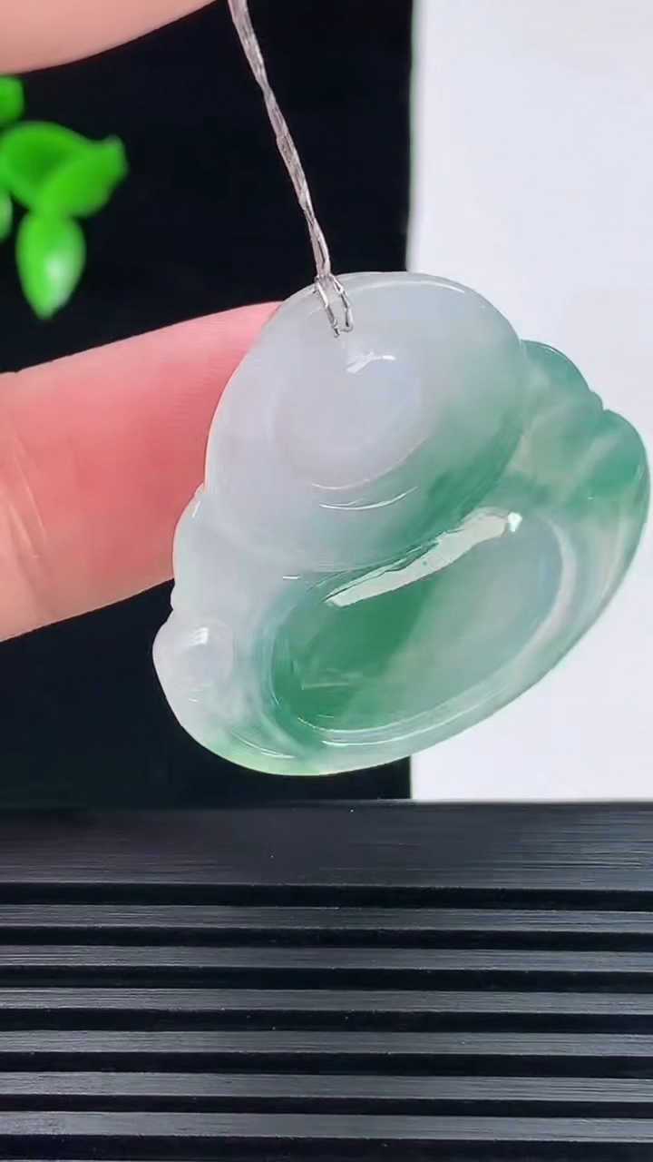 天然A货翡翠冰种飘花佛公吊坠，尺寸30.5-33-6 重量:9.28g
6月9日