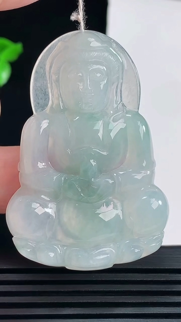 天然A货翡翠冰种飘花正装观音吊坠，尺寸53.8-37-5.5 重量:15.14g
6月9日