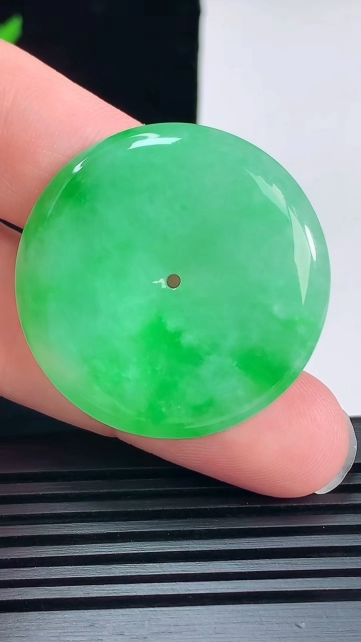 天然A货翡翠平安扣吊坠，尺寸36-5.8 重量:16.48g
6月9日
