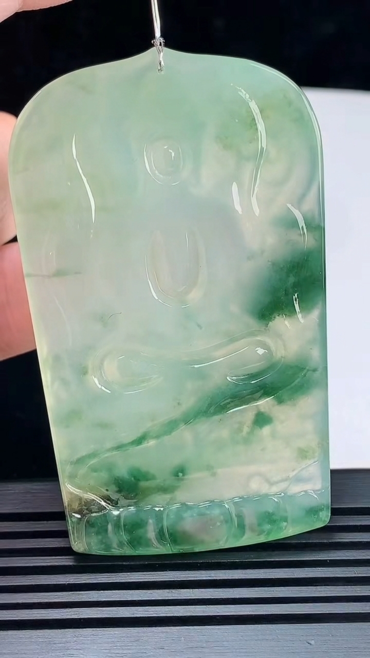 天然A货翡翠种飘花虚空藏菩萨吊坠，尺寸70-43.6-5.5 重量:41.49g
6月9日