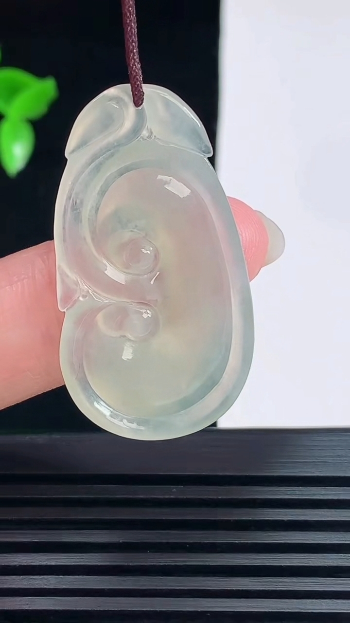 天然A货翡翠如意吊坠，尺寸38-20-3.5 重量:4.31g
6月9日