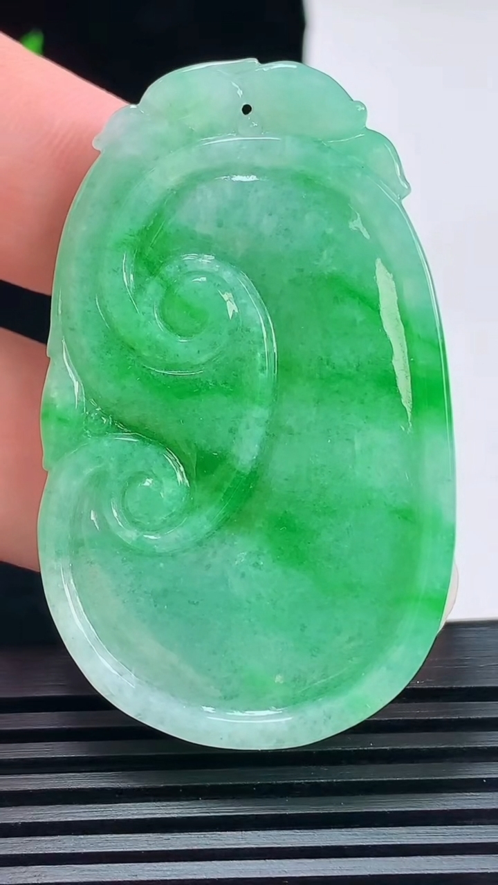 天然A货翡翠如意吊坠，尺寸53.5-32.8-8 重量:29.24g
6月9日
