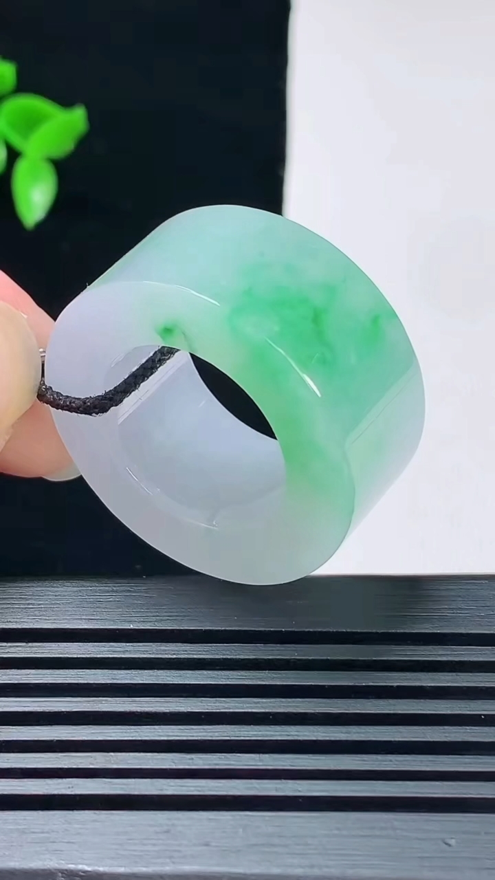 天然A货翡翠素面玉扳指 戒指，尺寸19.5-14-6.2 重量:24.91g2026年6月9日
工厂直销收藏佳品,种好水足，色泽均匀，有种有色，上手高大气！