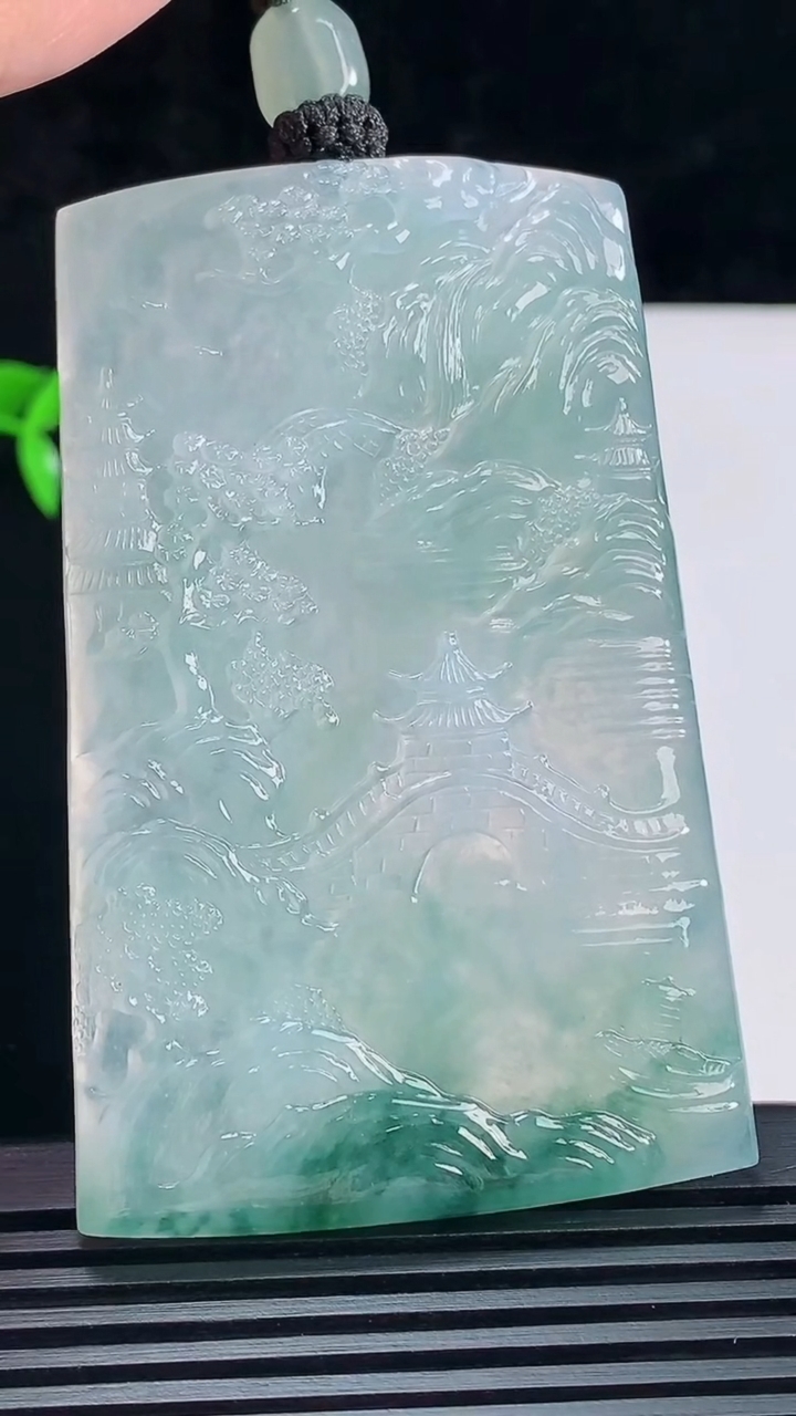 天然A货翡翠种飘花山水牌吊坠，尺寸71-45.6-5.5 重量:56.82g
6月9日