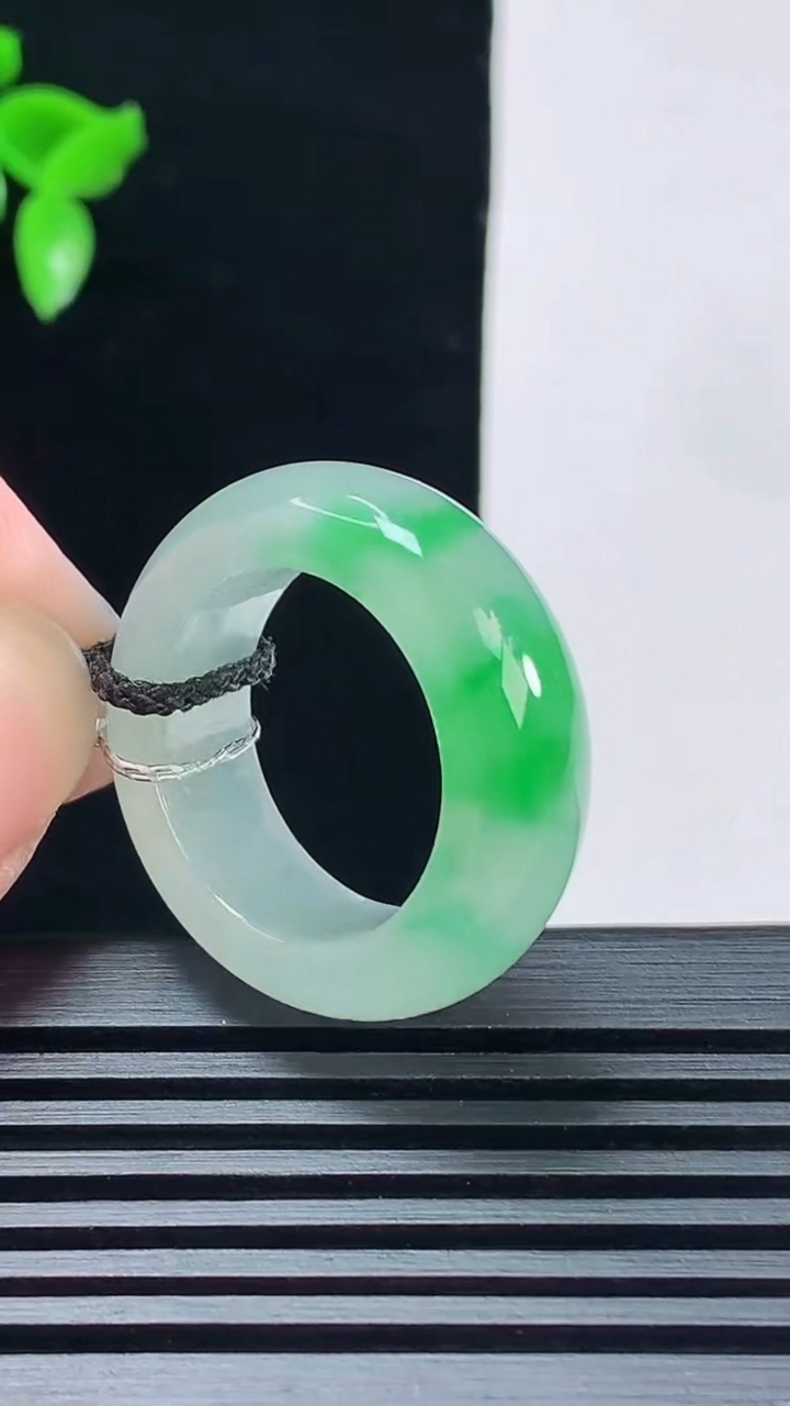 天然A货翡翠玉指环 戒指，尺寸19-8.8-5 重量:8.74g2026年6月9日
工厂直销收藏佳品,种好水足，色泽均匀，有种有色，上手高大气！