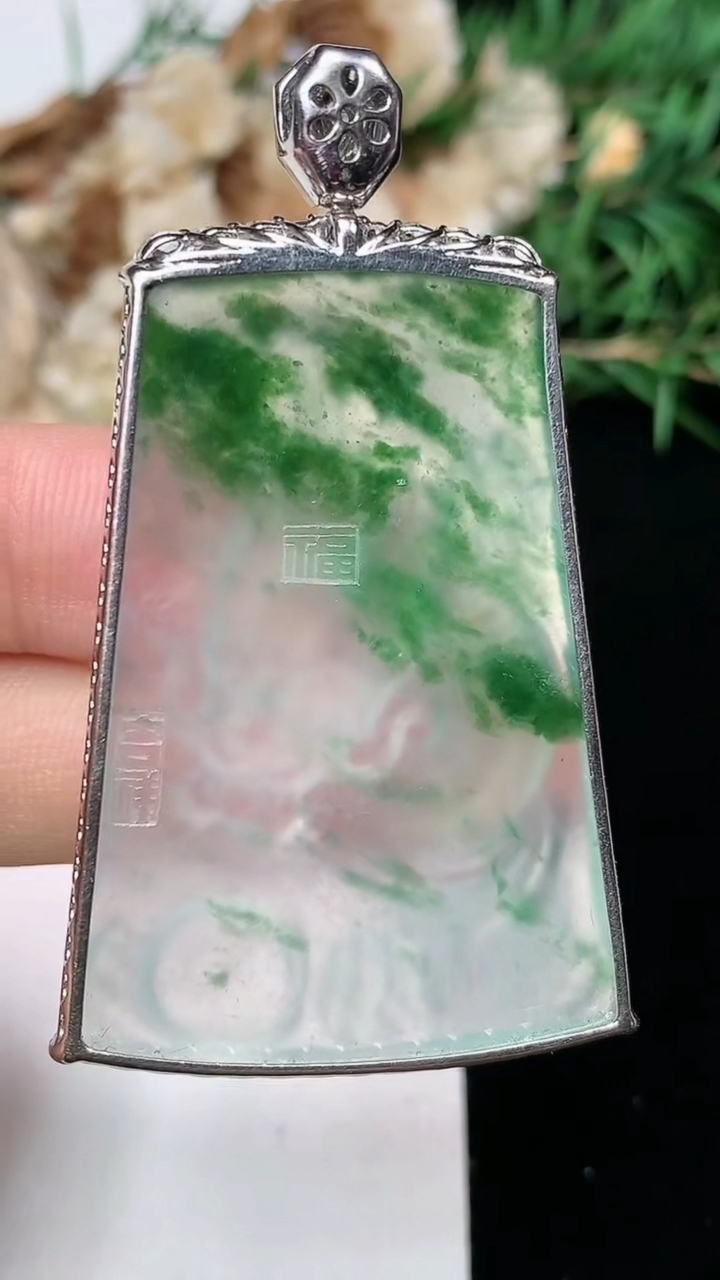 天然A货翡翠龙牌吊坠，尺寸43-30-7，重量:16.85g
6月9日