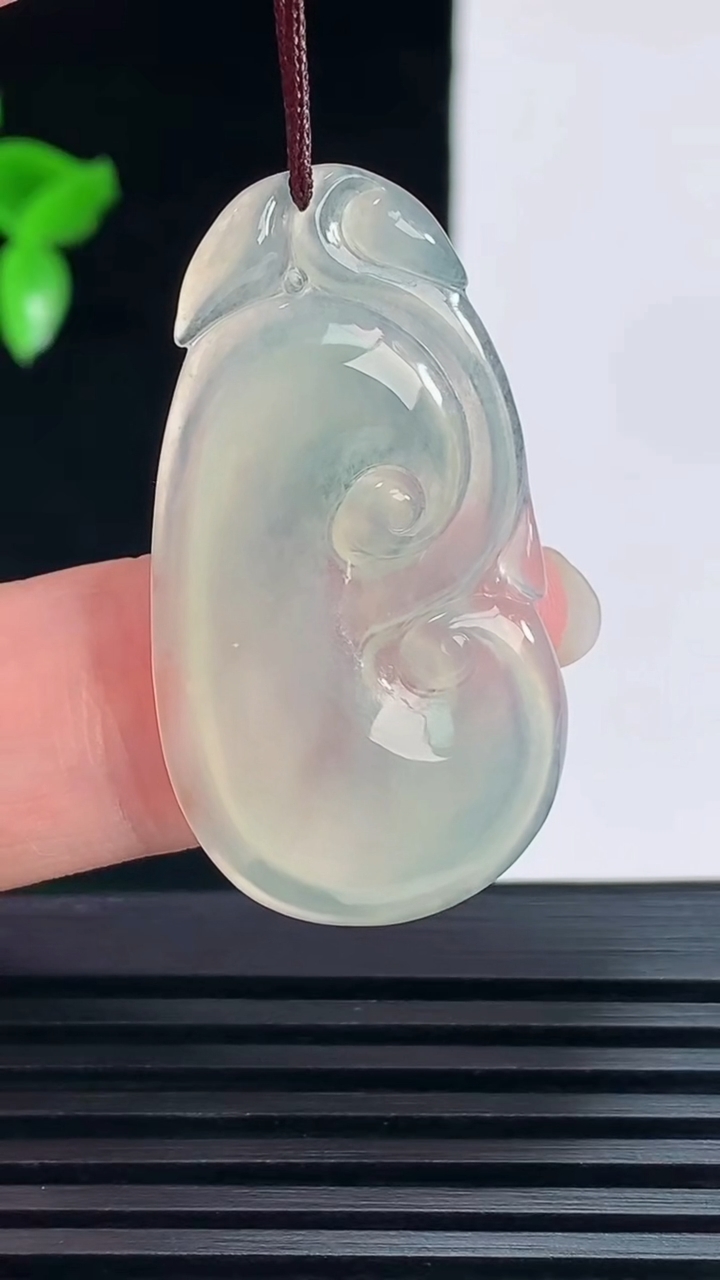 天然A货翡翠如意吊坠，尺寸38-20-3.5 重量:4.31g
6月9日