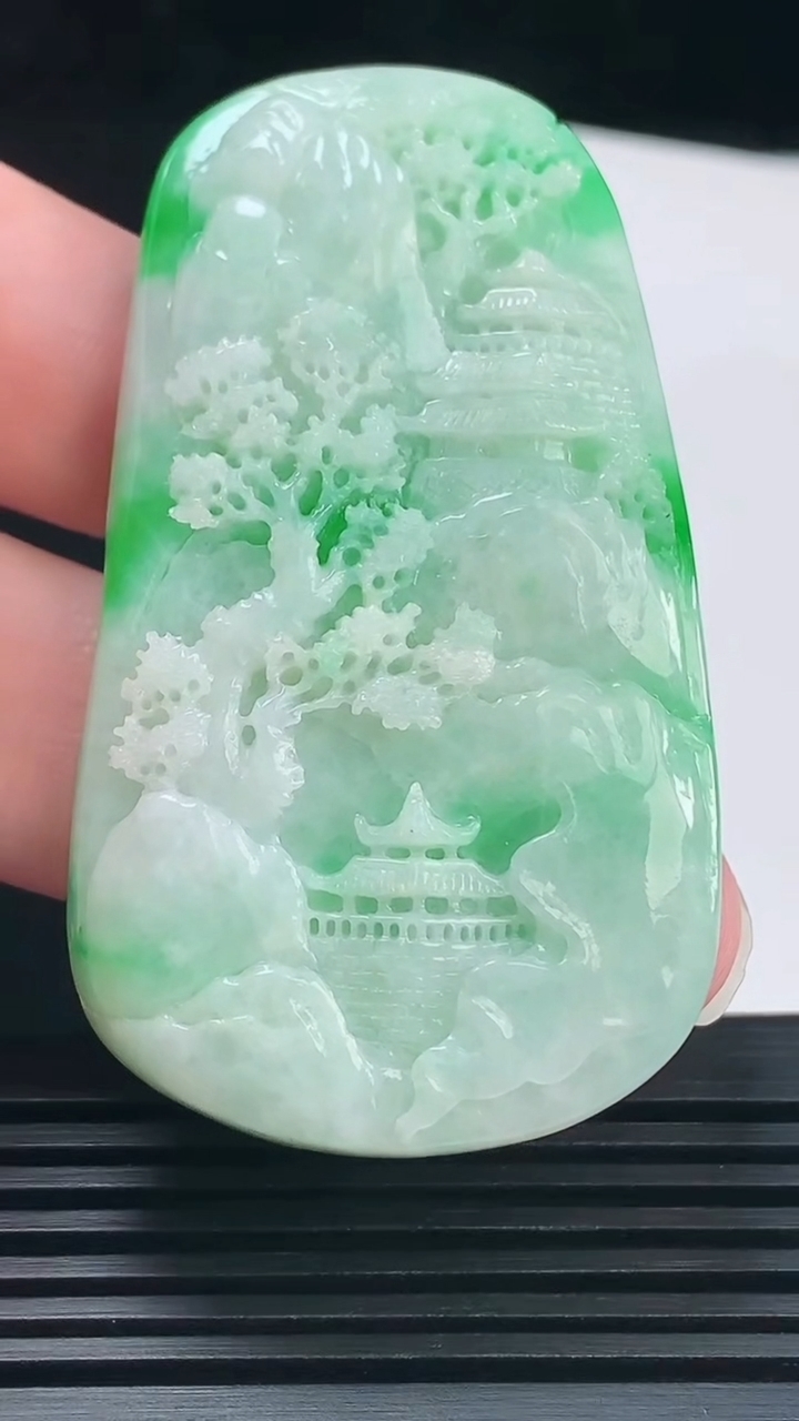 天然A货翡翠山水牌吊坠，尺寸63-35.2-9.8 重量:41.21g
6月9日