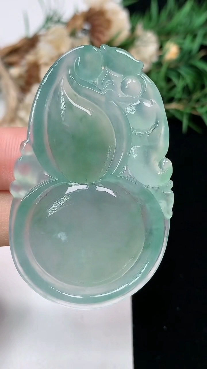 天然A货翡翠葫芦吊坠，尺寸51-31.7-7.2，重量:21.42g
6月9日