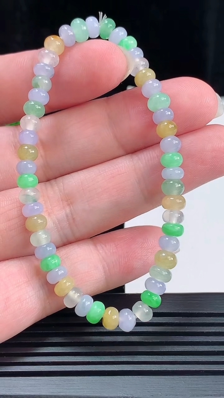 天然A货翡翠三彩算盘珠手串，尺寸5.5-3.5 重量:10.33g6月9日
工厂直销收藏佳品,种好水足，色泽均匀，有种有色，上手高大气！