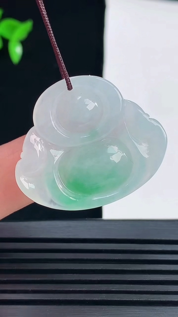 天然A货翡翠佛公吊坠，尺寸28.5-33.8-7 重量:10.15g
6月9日