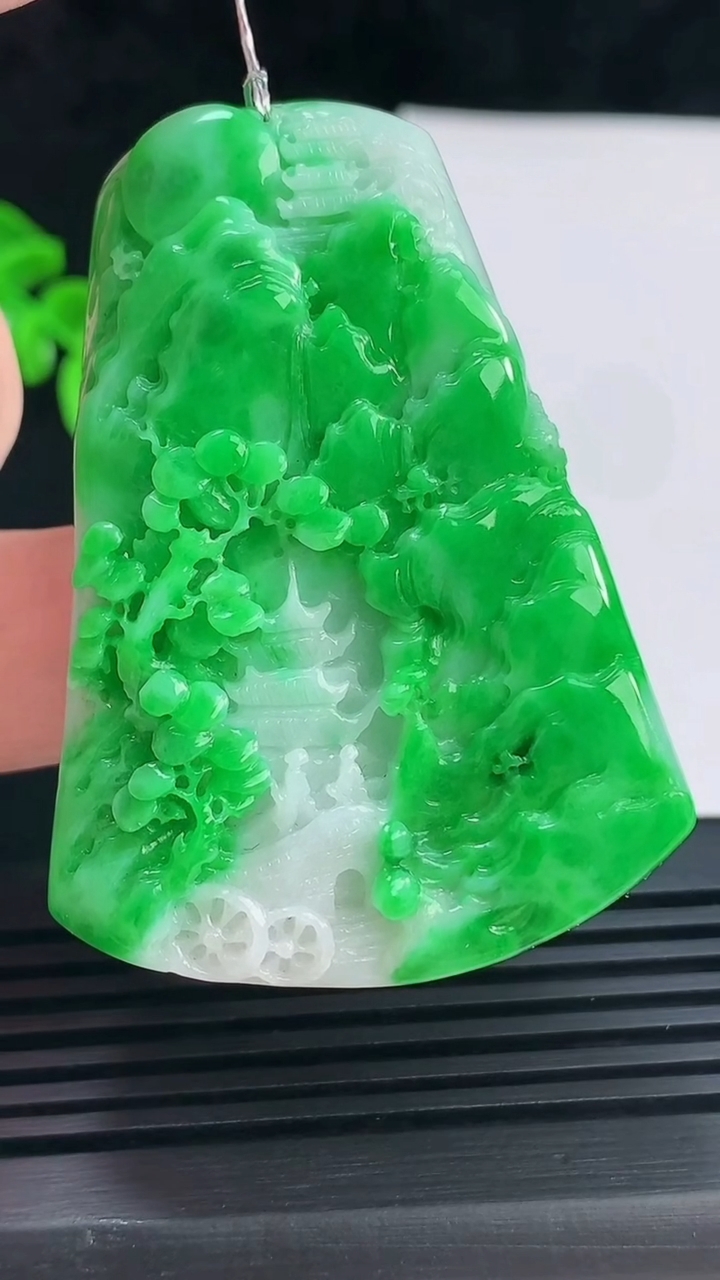 天然A货翡翠山水牌吊坠，尺寸55.5-40-8.6 重量:41.95g
6月9日