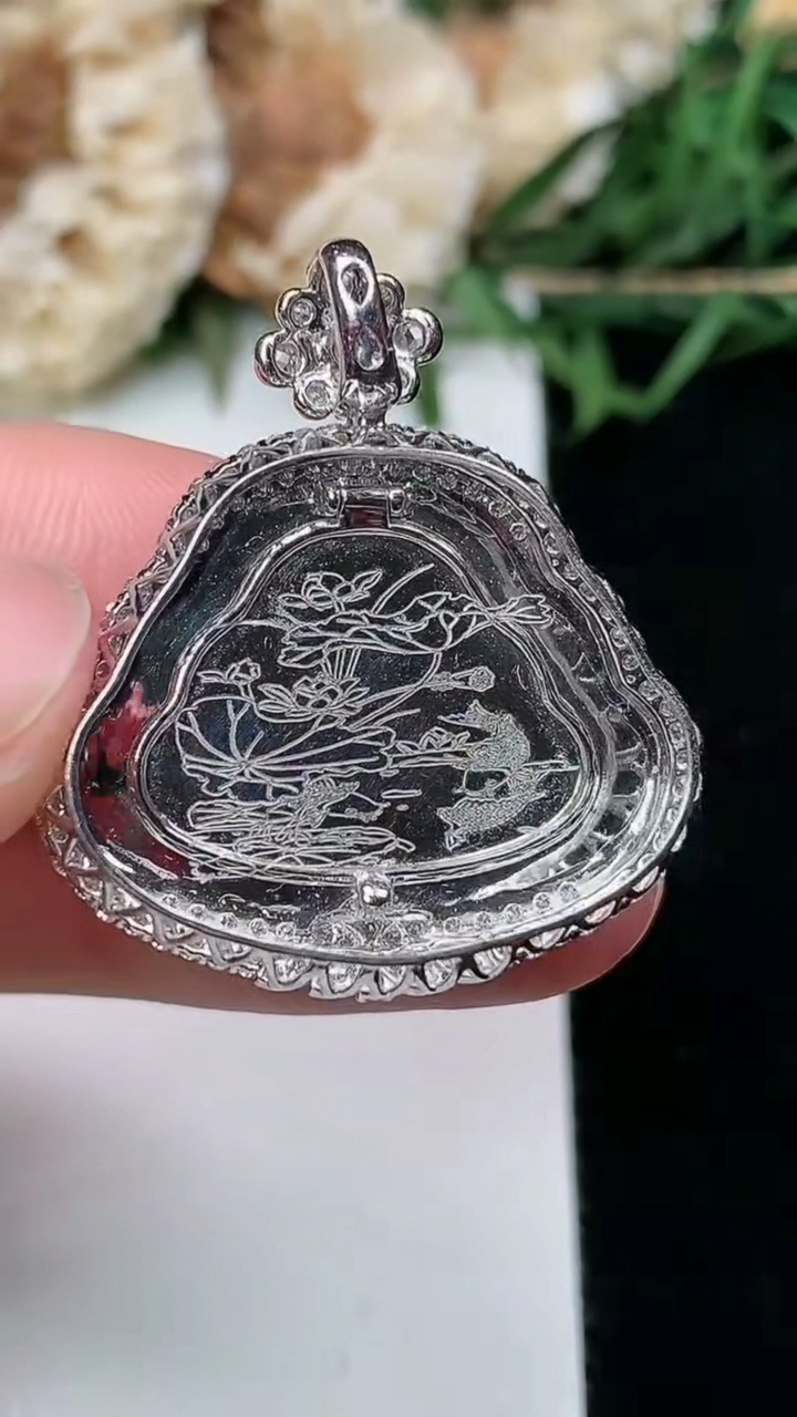 天然A货翡翠白冰佛公吊坠，尺寸30-26.8-10.2，裸石17.8-24，重量:6.32g
6月9日