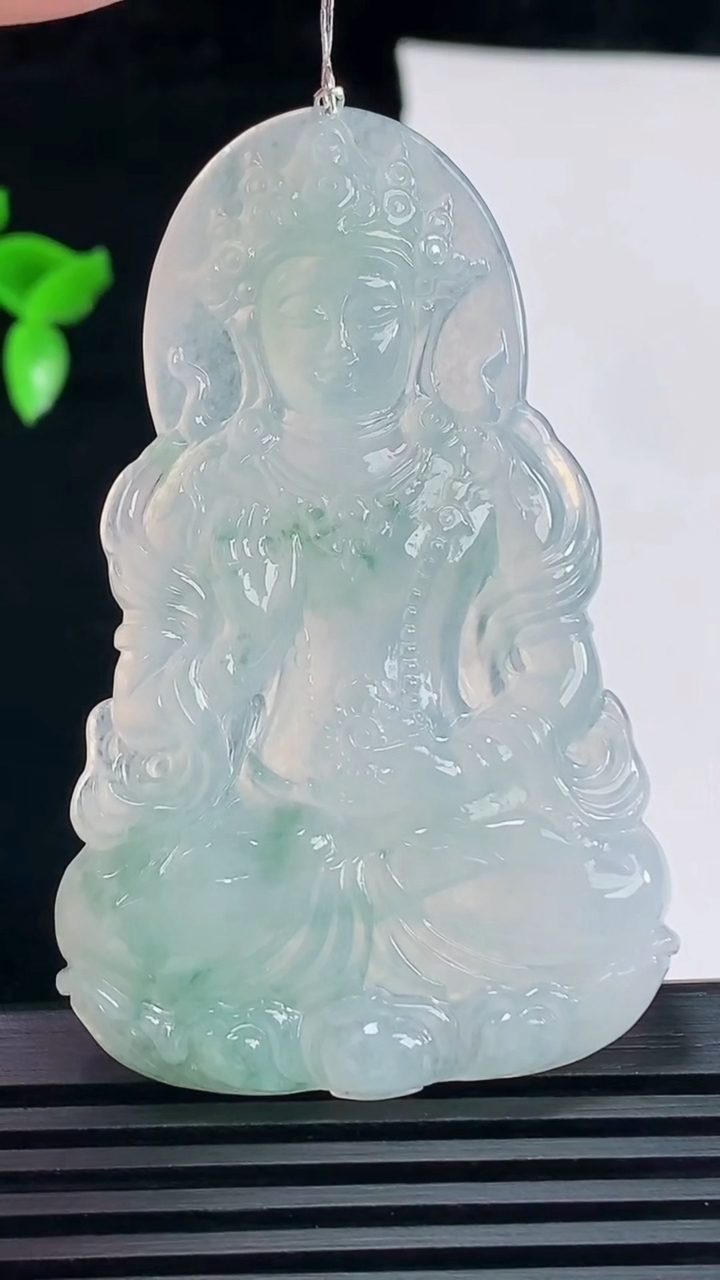 天然A货翡翠种飘花度母菩萨吊坠，尺寸61-38-5.2 重量:20.17g
6月9日