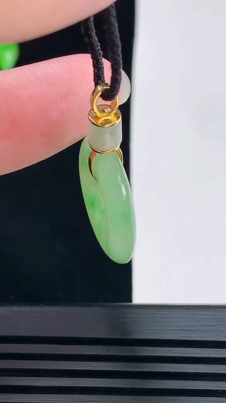 天然A货翡翠平安环吊坠，尺寸32-21-4 重量:4.09g
6月9日