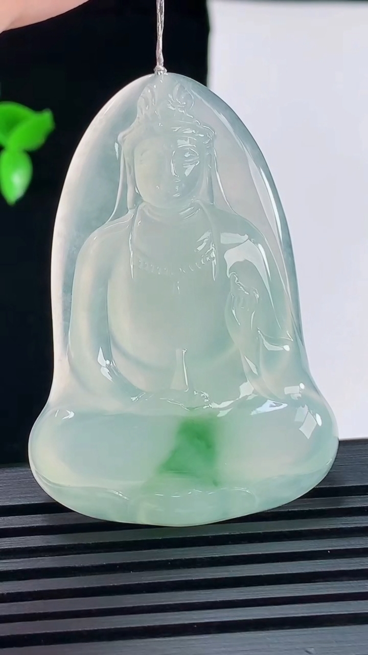 天然A货翡翠素衣观音吊坠，尺寸53-36-5.6 重量:18.24g
6月9日