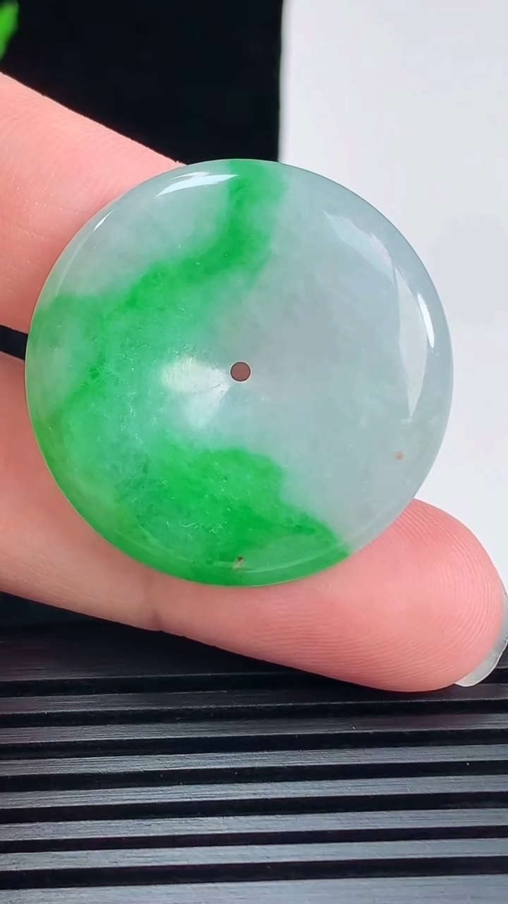 天然A货翡翠平安扣吊坠，尺寸33-5.6 重量:13.29g
6月9日