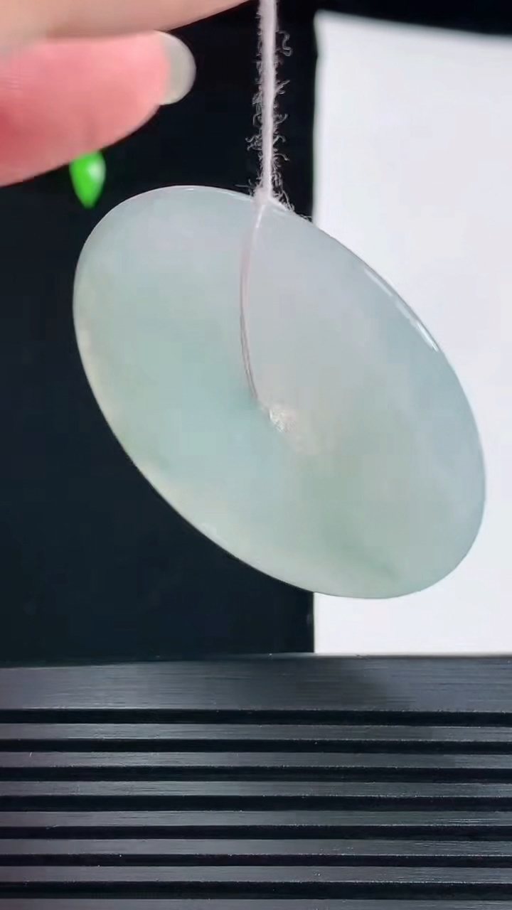 天然A货翡翠平安扣吊坠，尺寸44-5.8 重量:24.66g
6月9日