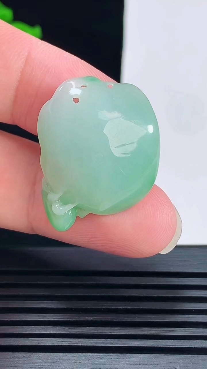 天然A货翡翠福瓜吊坠，尺寸25.6-23-7 重量:7.21g
6月9日