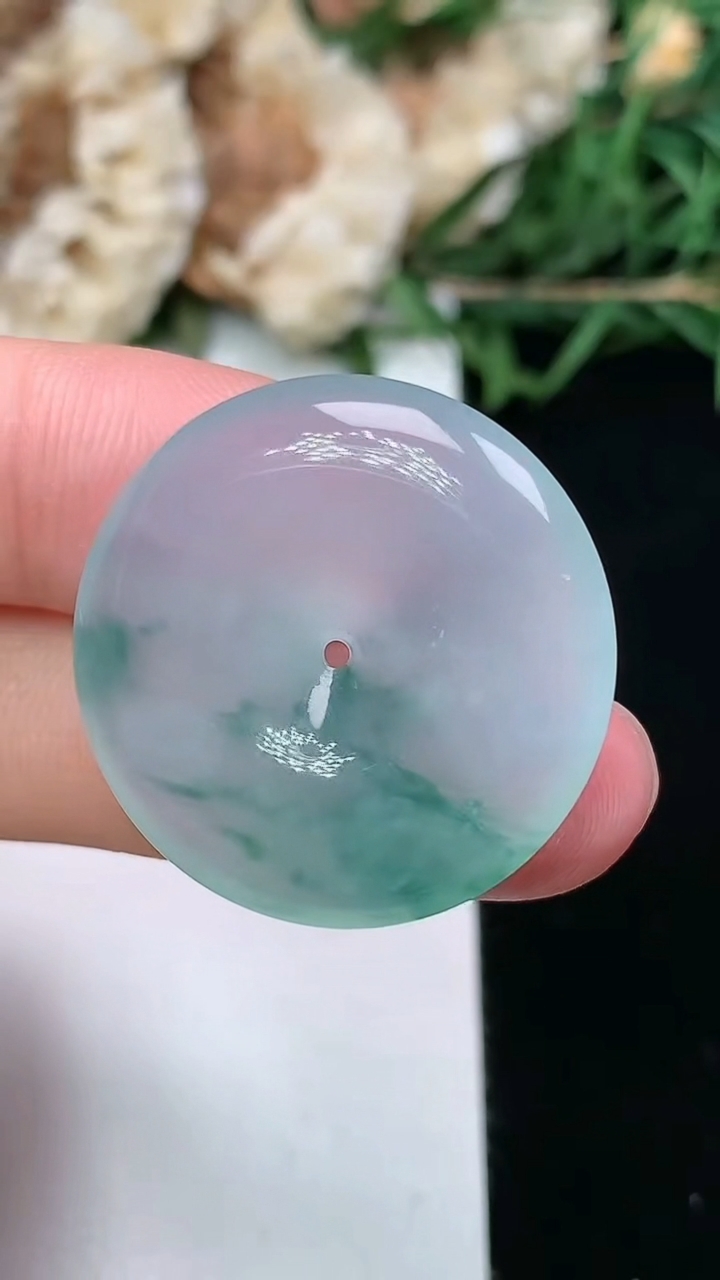 天然A货翡翠飘花平安扣吊坠，尺寸25.8-5，重量:7.00g
6月9日