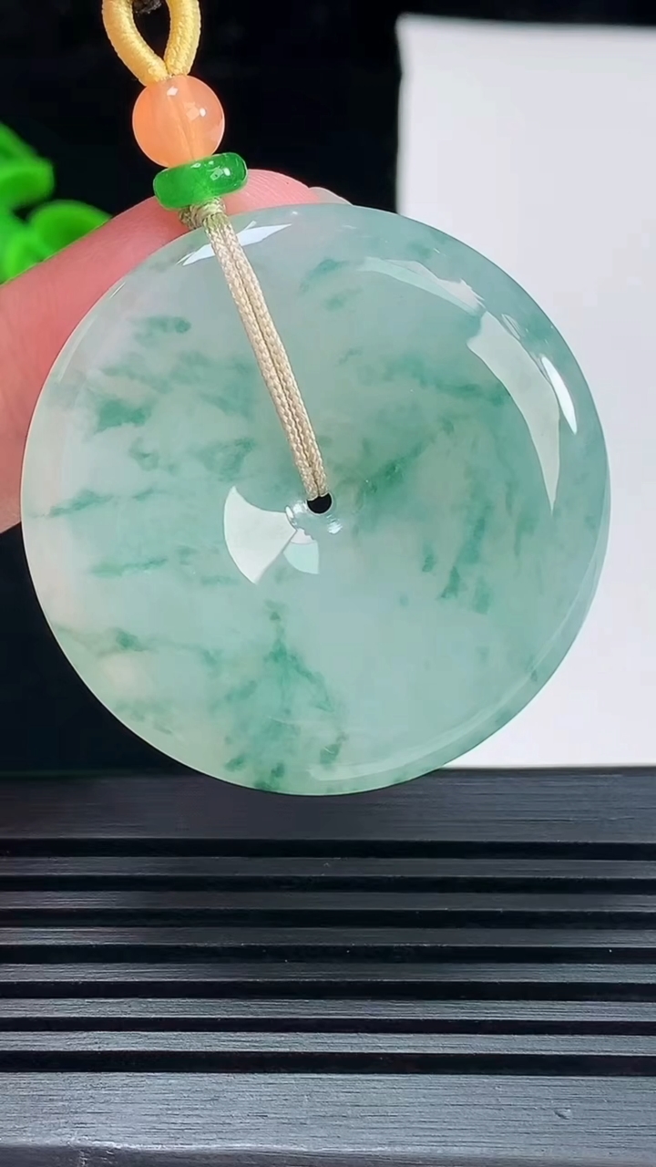 天然A货翡翠飘花平安扣吊坠，尺寸38-5.6 重量:18.36g
6月9日