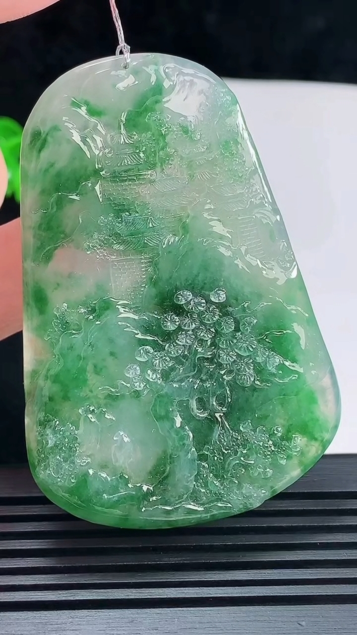 天然A货翡翠山水牌吊坠，尺寸65-45-5.6 重量:34.97g
6月9日