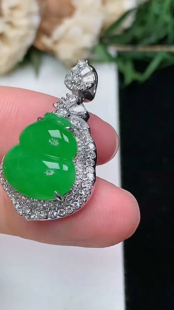 天然A货翡翠葫芦吊坠，尺寸28-17.3-10.2，裸石13.5-13，重量:6.05g
6月9日