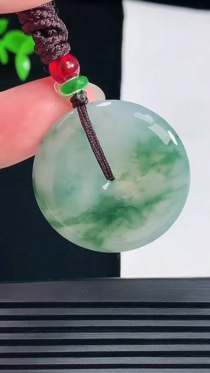 天然A货翡翠冰种飘花平安扣吊坠，尺寸32.5-6 重量:15.89g
6月9日
