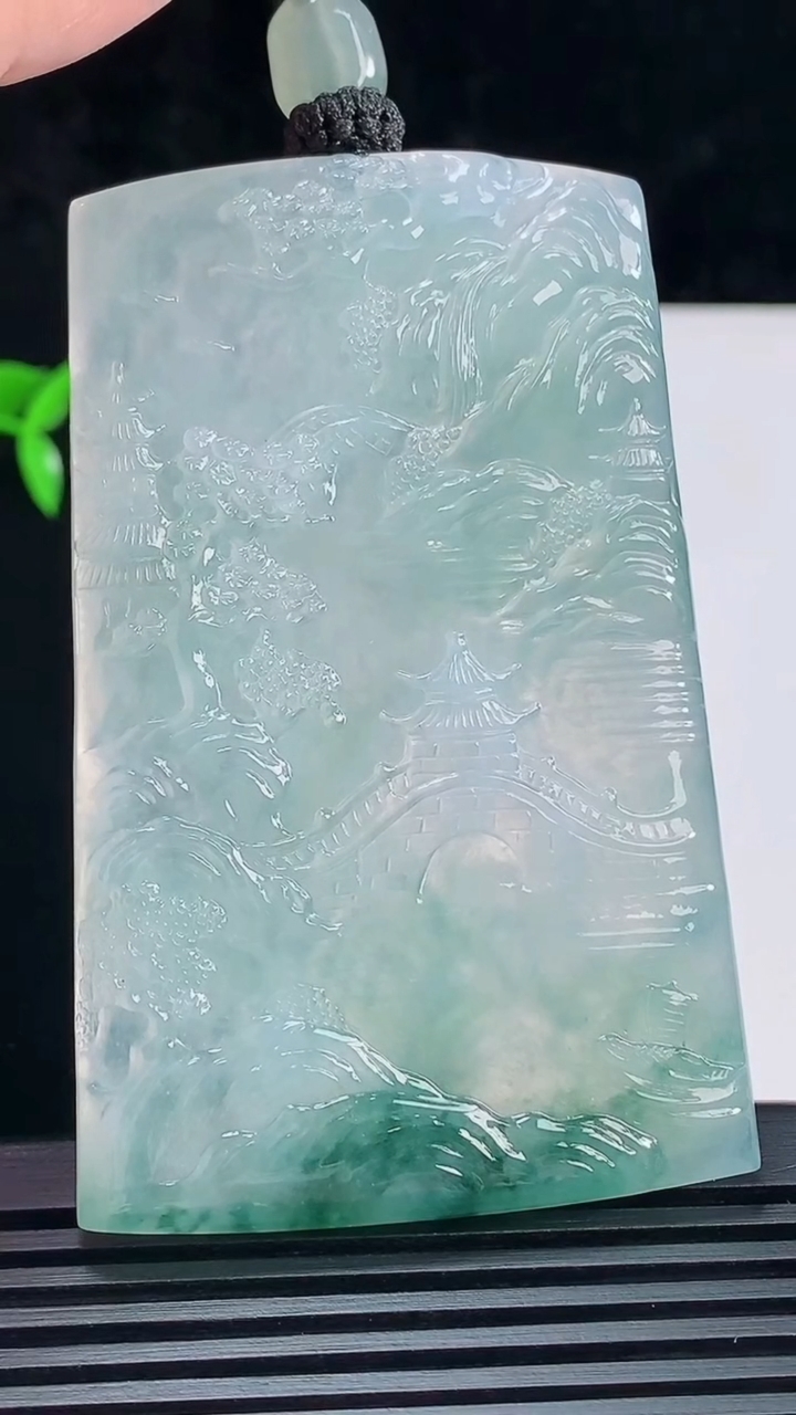 天然A货翡翠种飘花山水牌吊坠，尺寸71-45.6-5.5 重量:56.82g
6月9日