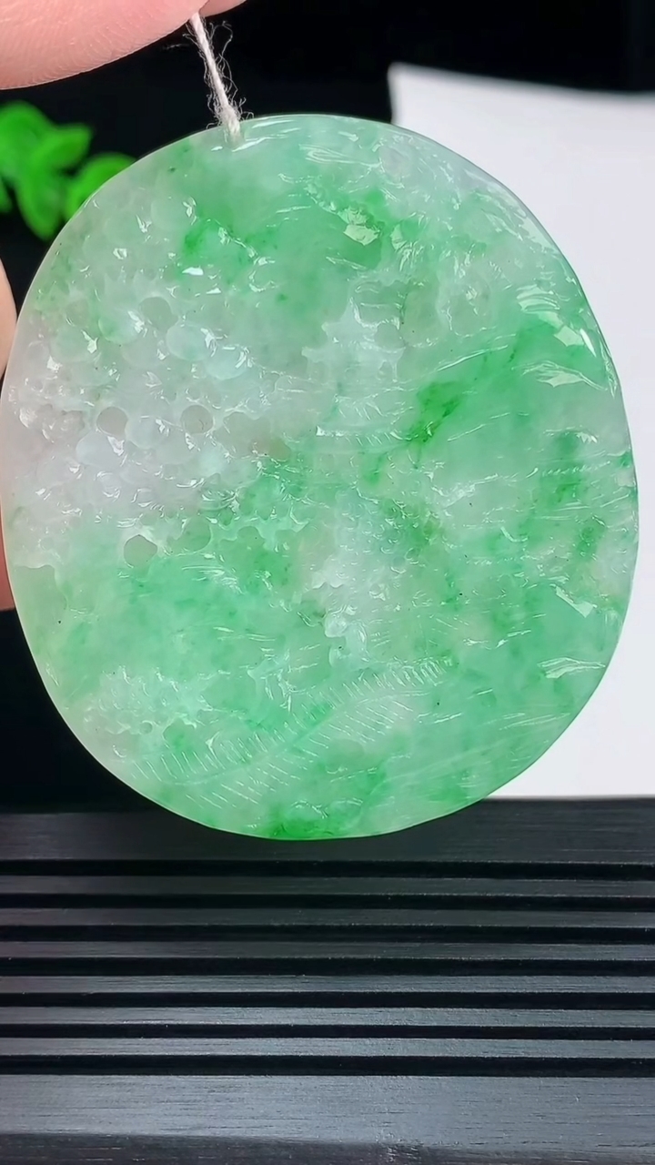 天然A货翡翠山水牌吊坠，尺寸56-49.5-5 重量:29.67g
6月9日
