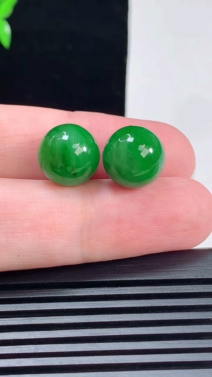 天然A货翡翠圆珠镶嵌件一对，尺寸12 重量:5.71g6月9日
工厂直销收藏佳品,种好水足，色泽均匀，有种有色，上手高大气！