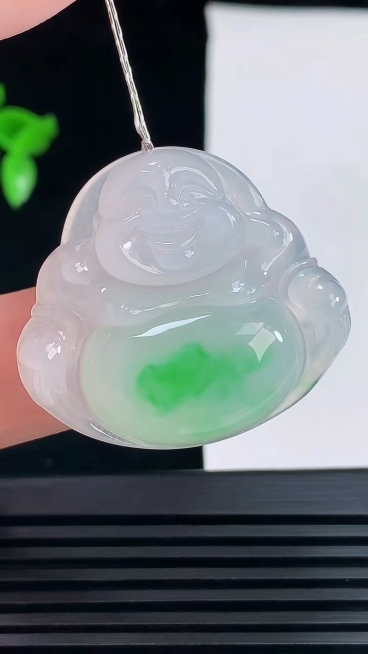 天然A货翡翠佛公吊坠，尺寸31-35-6.5 重量:10.75g
6月9日
