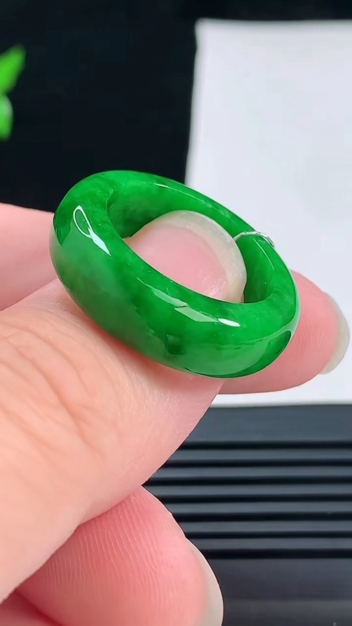 天然A货翡翠玉指环 戒指，尺寸18.2-7.5-4 重量:5.75g2026年6月9日
工厂直销收藏佳品,种好水足，色泽均匀，有种有色，上手高大气！