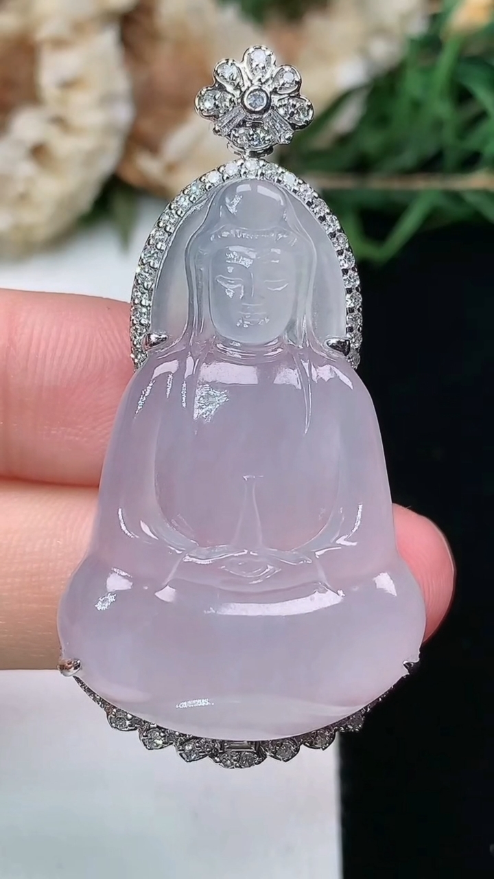 天然A货翡翠白冰素衣观音吊坠，尺寸47.2-35.5-23.4-9.5，重量:8.28g
6月9日