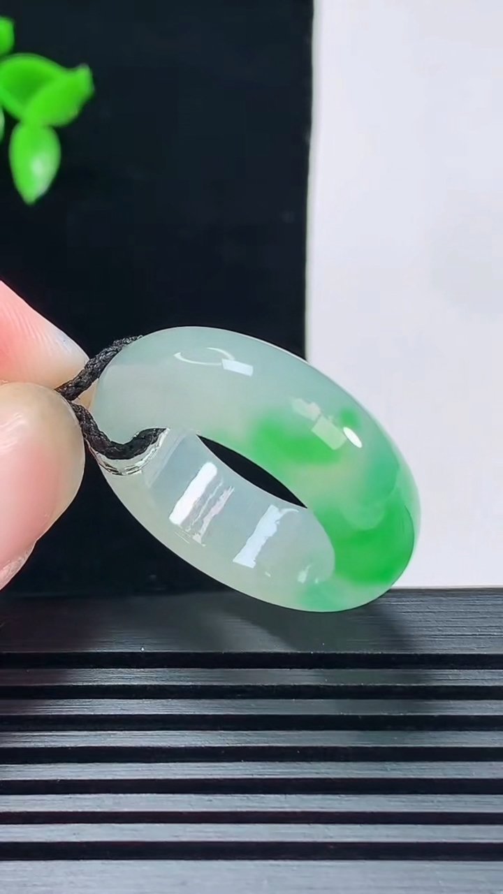 天然A货翡翠玉指环 戒指，尺寸19-8.8-5 重量:8.74g2026年6月9日
工厂直销收藏佳品,种好水足，色泽均匀，有种有色，上手高大气！