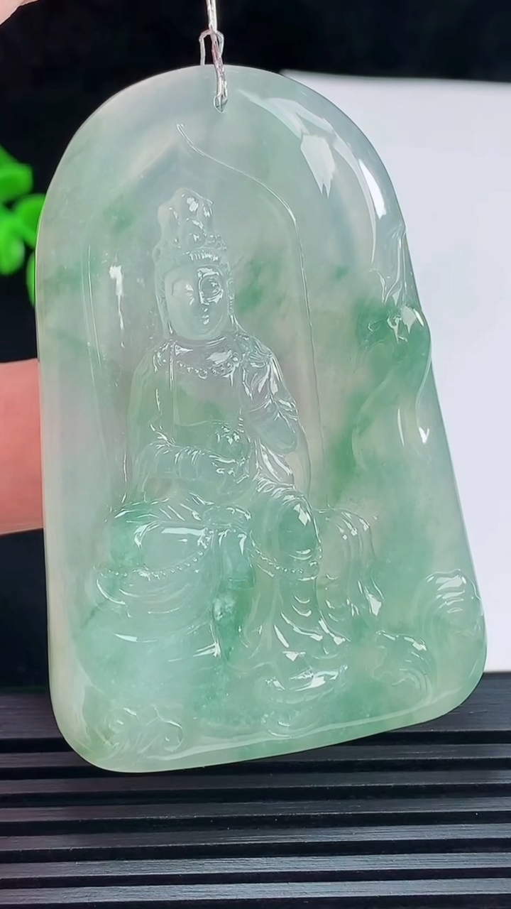 天然A货翡翠观音菩萨吊坠，尺寸61-39.5-5.8 重量:32.58g
6月9日