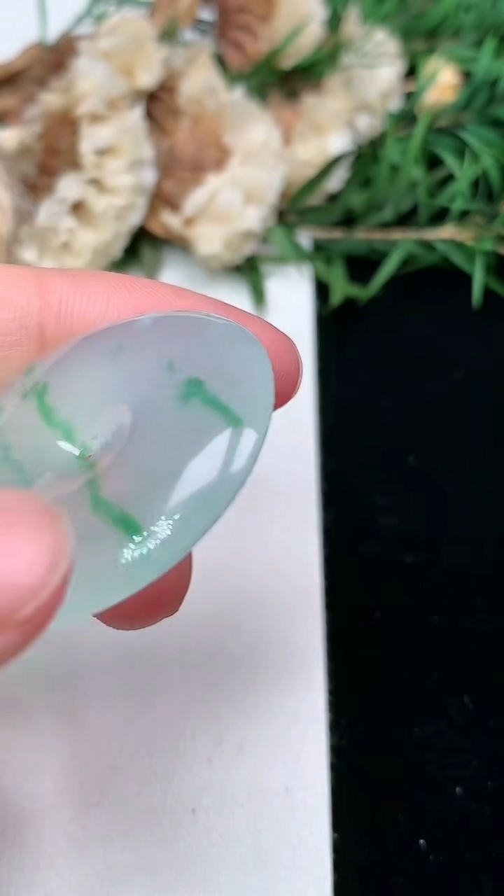 天然A货翡翠平安扣吊坠，尺寸31.7-5.7，重量:12.00g
6月9日