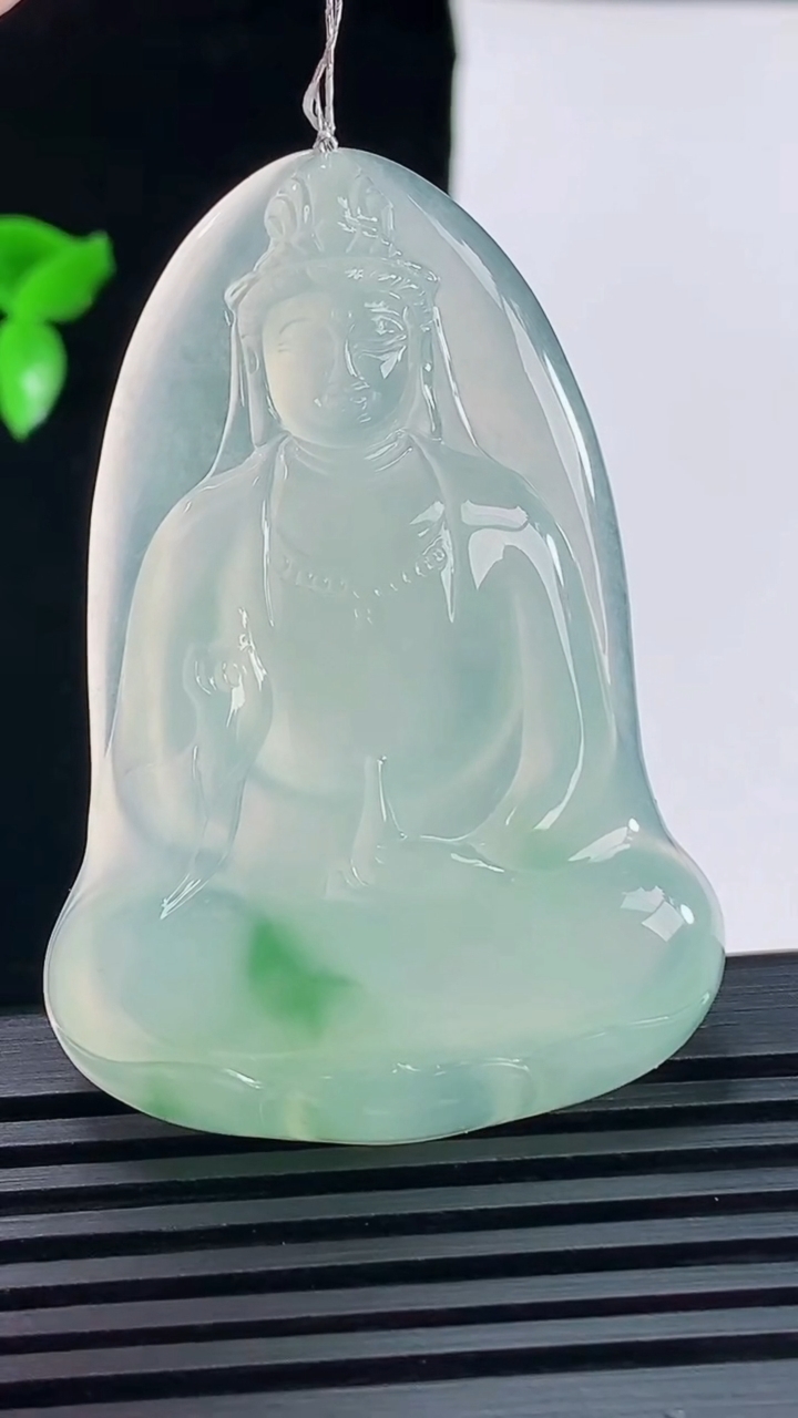 天然A货翡翠素衣观音吊坠，尺寸53-36-5.5 重量:18.34g
6月9日