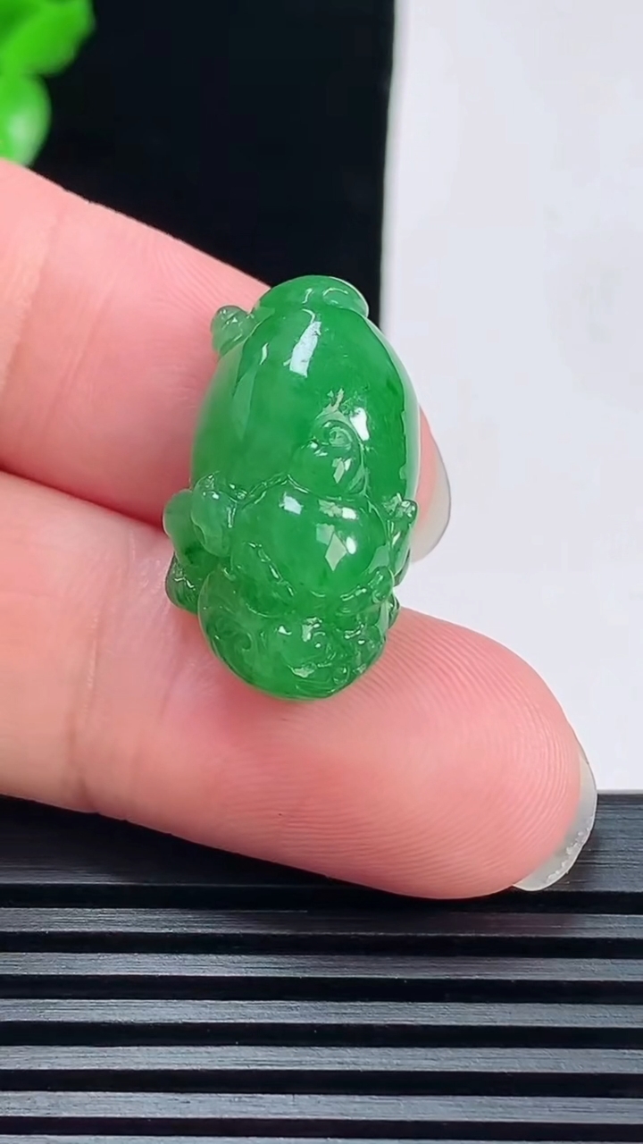 天然A货翡翠金蟾吊坠，尺寸24.5-14-10.2 重量:5.72g
6月9日