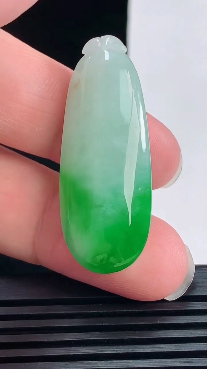 天然A货翡翠福瓜吊坠，尺寸41.5-16.2-12 重量:13.12g
6月9日