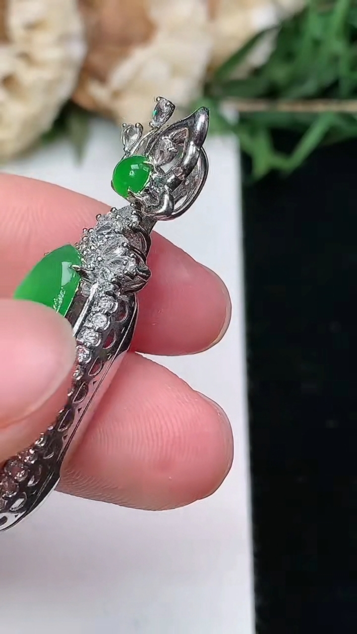 天然A货翡翠福豆吊坠，尺寸41-11-10.3，裸石22-8，重量:6.20g
6月9日