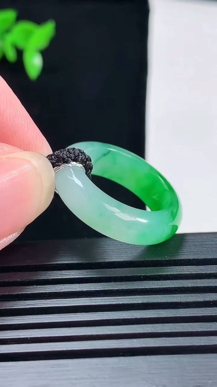 天然A货翡翠玉指环 戒指，尺寸16.6-6-4 重量:4.33g2026年6月9日
工厂直销收藏佳品,种好水足，色泽均匀，有种有色，上手高大气！