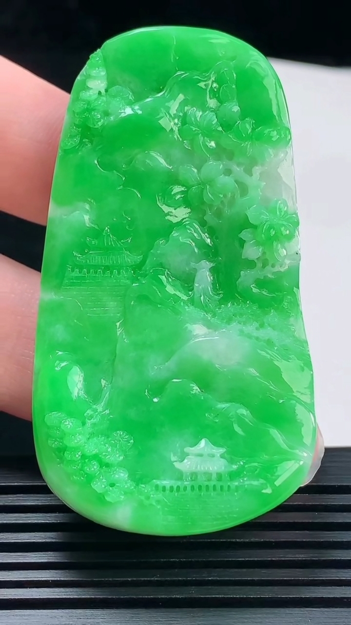 天然A货翡翠山水牌吊坠，尺寸63-35.2-9.8 重量:41.21g
6月9日