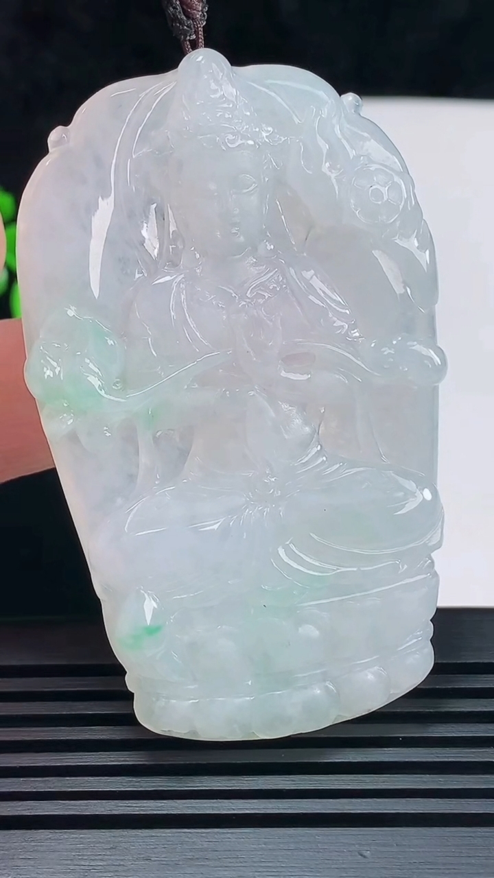 天然A货翡翠大势至菩萨吊坠，尺寸65.5-40-5 重量:30.57g
6月9日